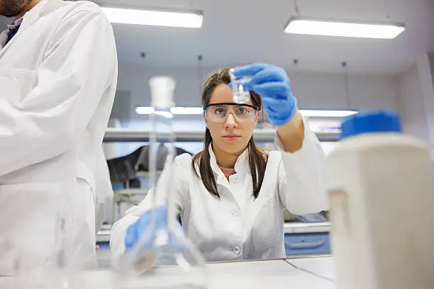 Veille sur les fusions et acquisitions dans le secteur des produits chimiques spécialisés : Post-Evonik, Clariant et Lanxess