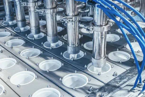 Fabrication de TFA et de peptides : la fermeture européenne de Solvay et l'alternative chinoise
