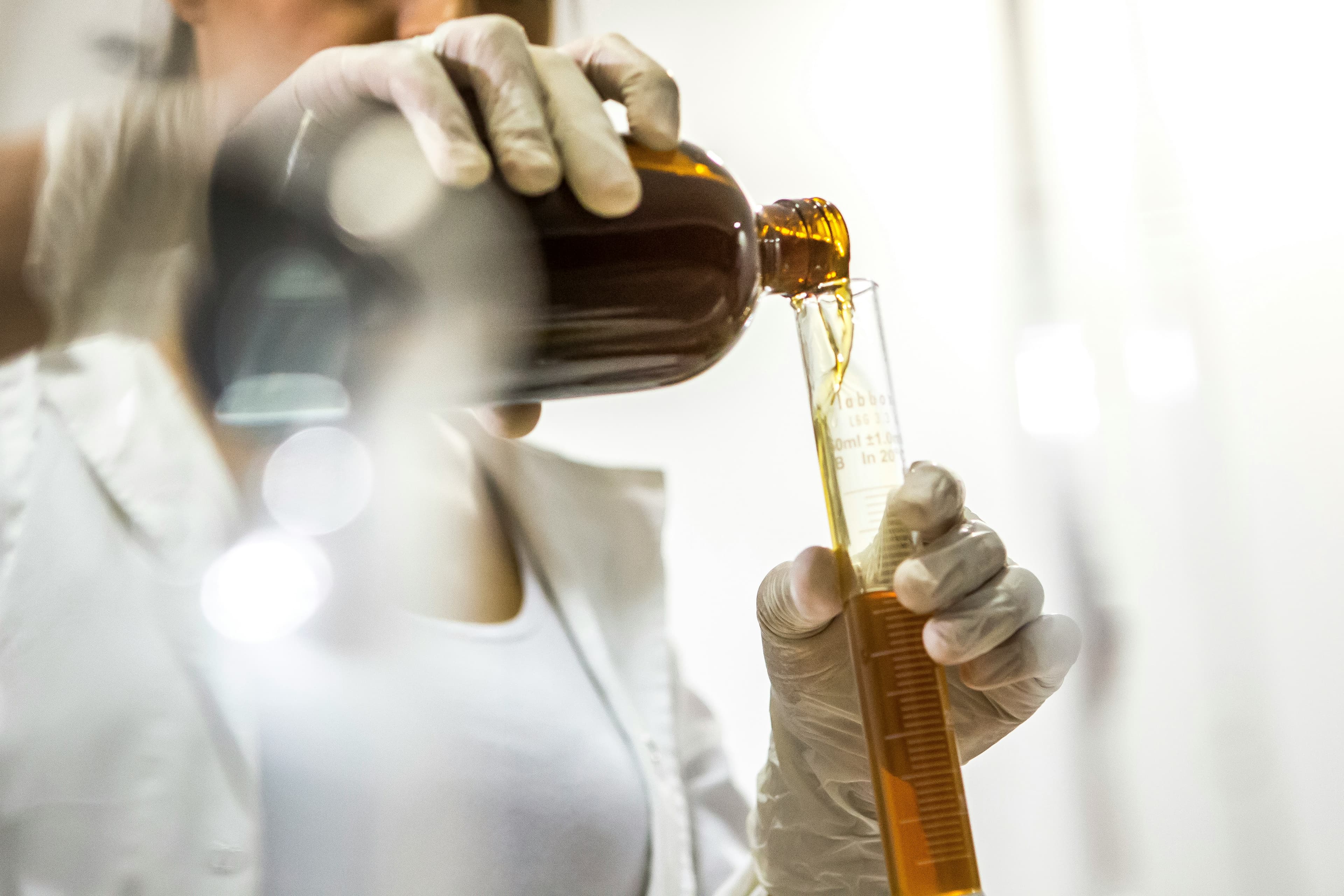 Le propylène glycol dans les produits pharmaceutiques : USP par rapport à la qualité industrielle et pourquoi la distinction n'est pas négociable